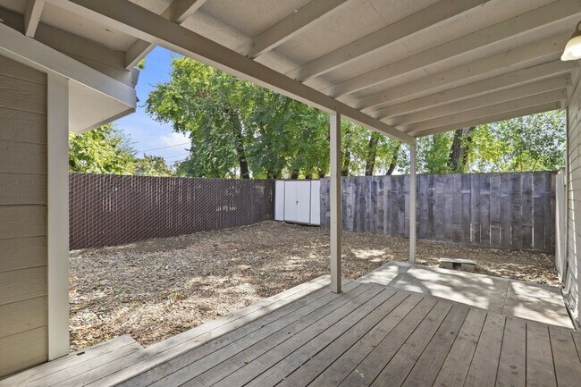 Building Photo - 2100 Chanticleer Ave
