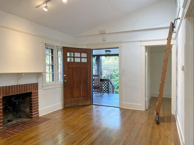 Building Photo - 686 S Grand Ave