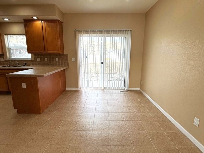 Building Photo - Gorgeous 4 bedroom with Triple Garage