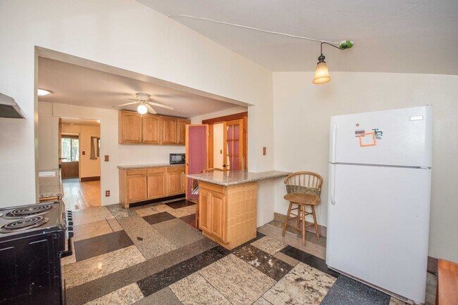 Building Photo - 2599 Huntington Dr