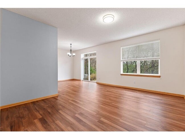 Building Photo - 2 BR/3 BA Townhome in Lakeville!