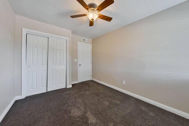 Building Photo - Beautifully Updated 3-Bed Townhome in Carm...