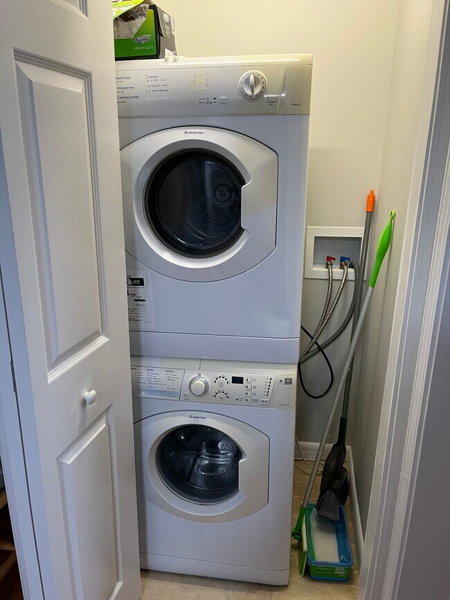 Building Photo - 32 Pine Grove Ave