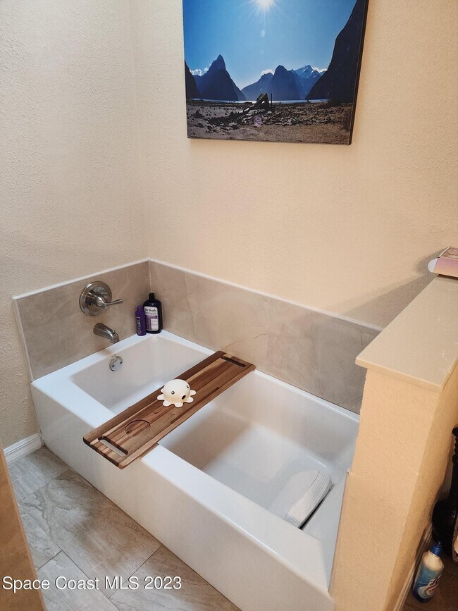 Building Photo - 890 Spirea Dr