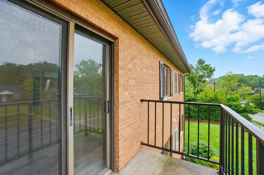 Building Photo - 480 Pedretti Ave
