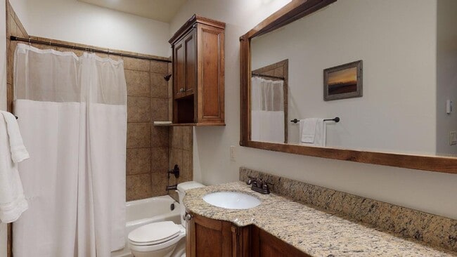 Building Photo - New furnished 3 bedroom 2 bathroom Condo, with optional garage