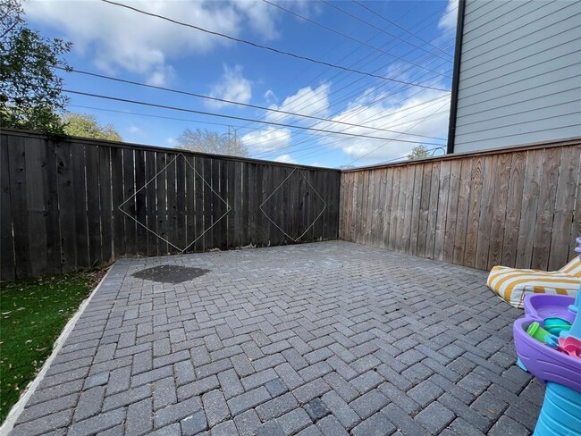 Building Photo - 3304 Timbergrove Heights St.