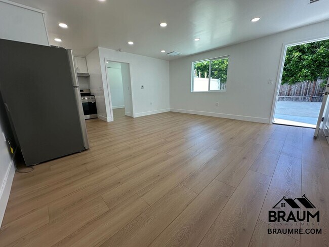 Building Photo - 1111 S Crest Dr