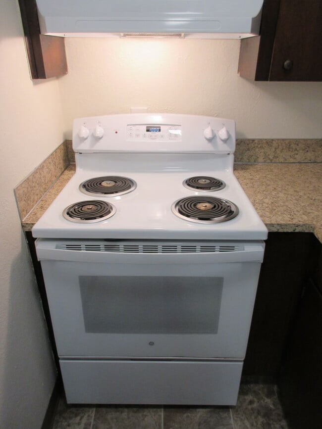 Building Photo - Two Bedroom Duplex w/ Garage