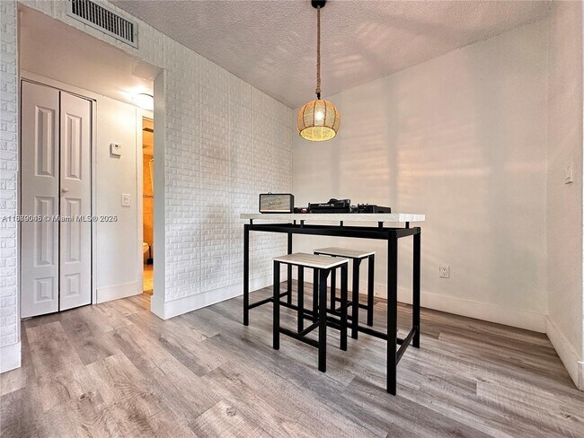 Building Photo - 1801 S Treasure Dr