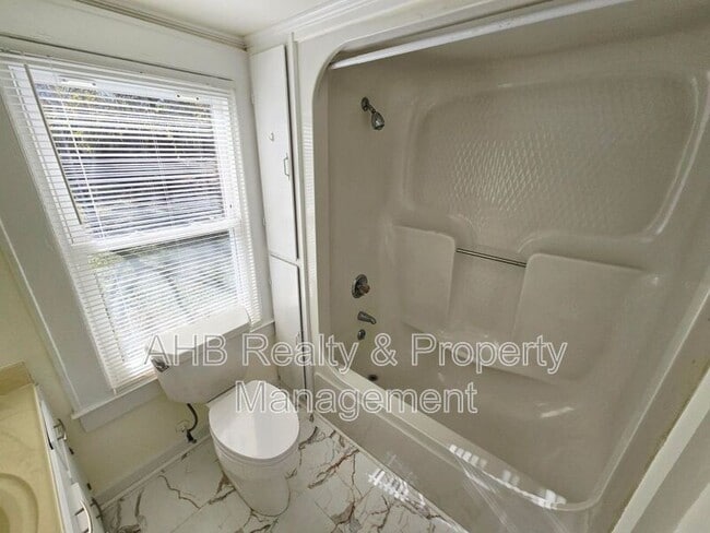 Building Photo - 621 Grace Ave