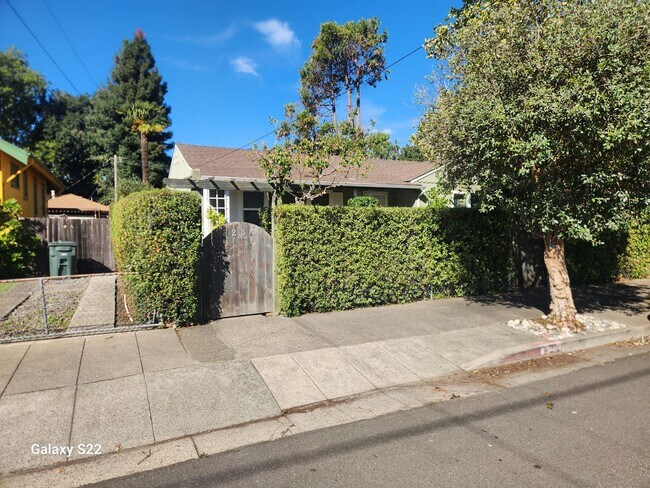 Building Photo - Beautiful 2 bedroom/1 bathroom home with a...