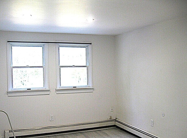 Building Photo - 525 Lake Rd