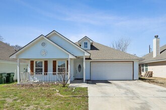 Building Photo - 233 Firefly Dr