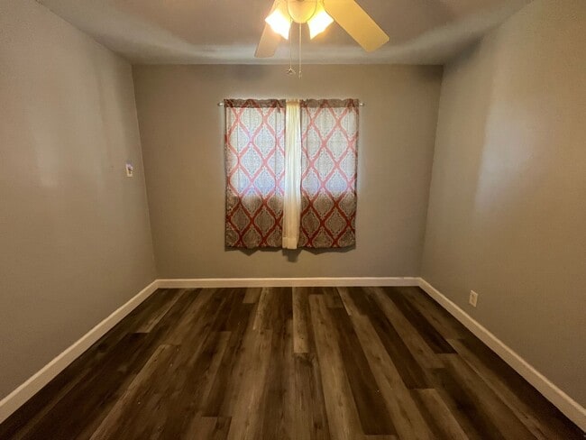 Building Photo - 3 Bed 1 Bath Home in Tehachapi CA Available!