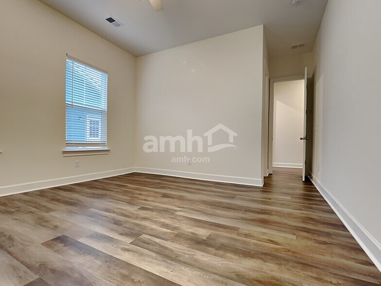 Building Photo - 133 Trumpet Vine Dr