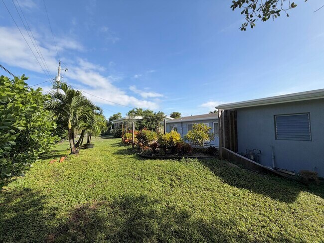 Building Photo - 1615 Crest Dr