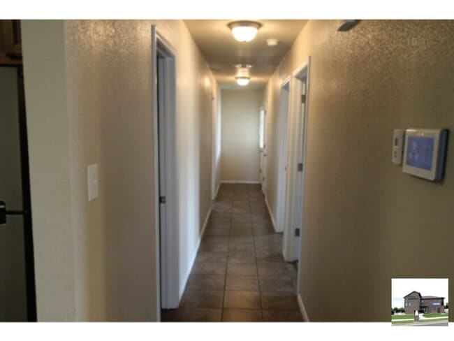 Building Photo - 917 Brookview Dr