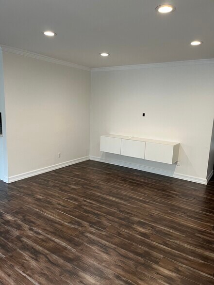 Building Photo - 8650 Belford Ave