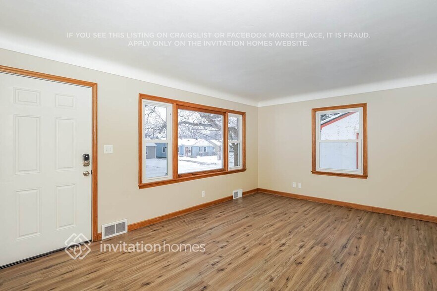 Building Photo - 1160 Kennard St N