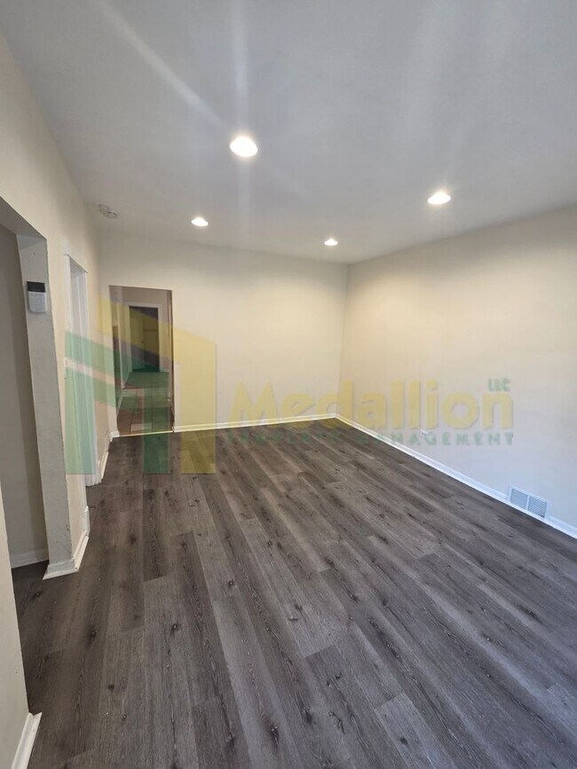 Building Photo - Spacious 3-Bedroom Home with Modern Update...