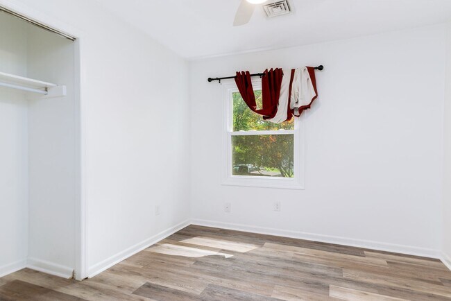 Building Photo - 4 bed/3 bath Walk to Lane Stadium Pet Frie...