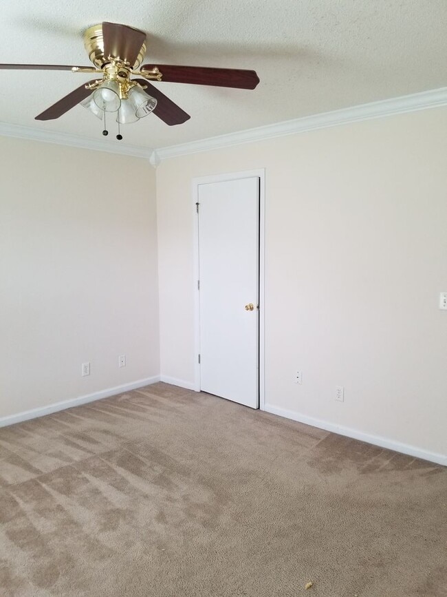 Building Photo - Cozy Home