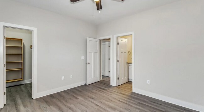 Building Photo - Don't Miss Out on this beautiful Duplex!