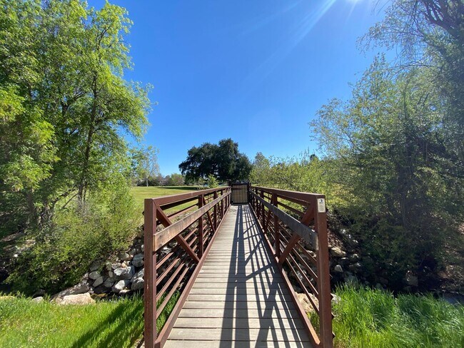 Building Photo - Beautifully Renovated 3+2 Creekside Condo ...