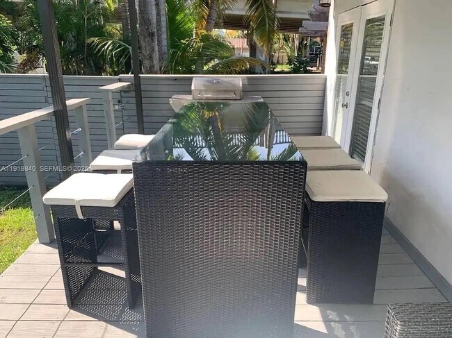 Building Photo - 715 Hollywood Blvd