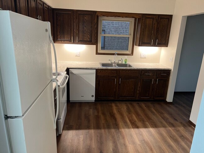 Building Photo - 5552 Cresthaven Ln