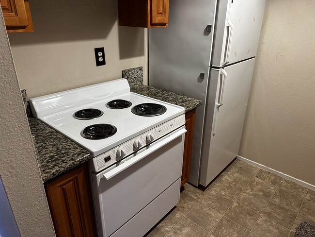 Kitchen - 5101 Glide Dr