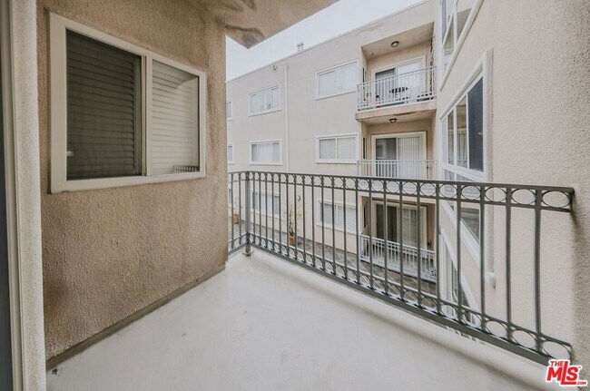 Building Photo - 937 12th St