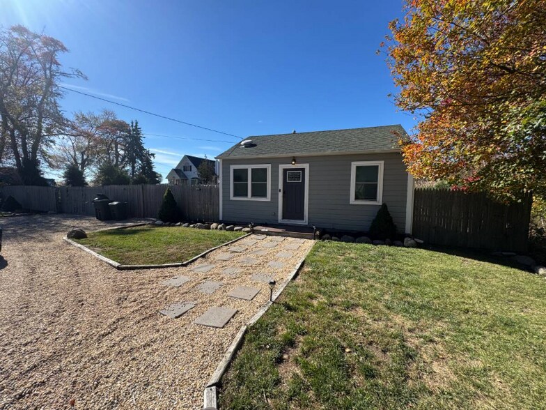 Building Photo - 28 Sheridan Dr