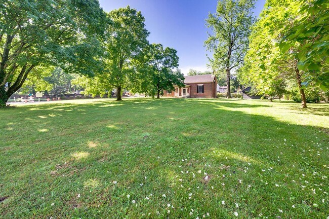 Building Photo - Charming 4BE/3BA Home in Historic Downtown...