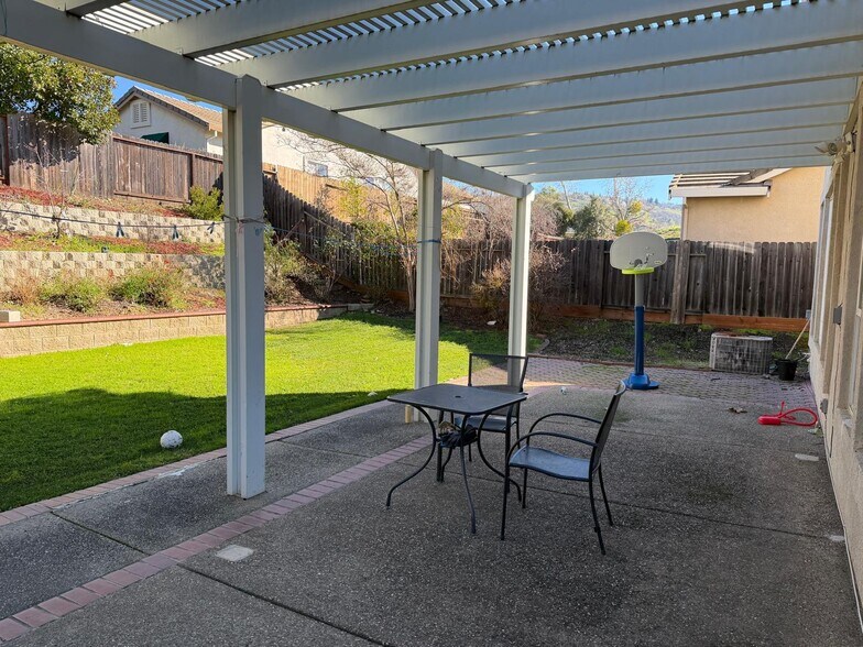 Building Photo - 1084 Huntly Dr