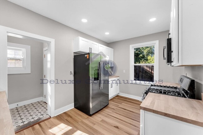 Building Photo - 724-724 Adams St SE