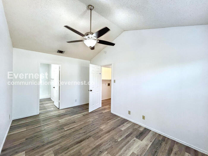 Building Photo - 10207 Raven Field Dr