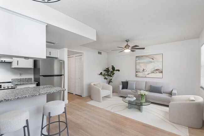 Building Photo - ST PETE APARTMENT FOR RENT!!