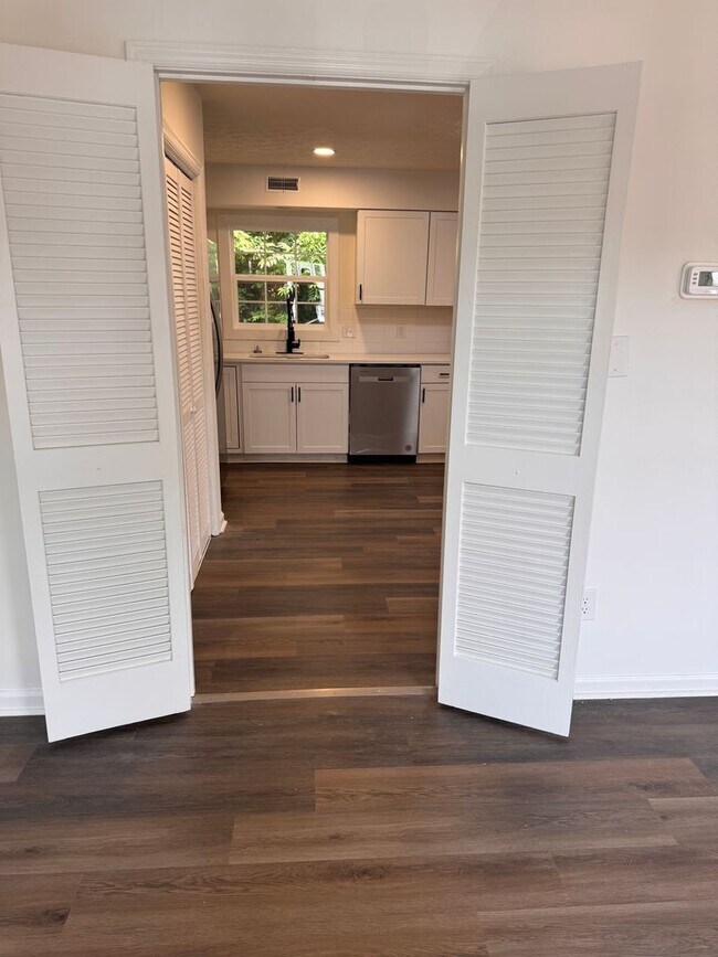 Building Photo - 3 Bedroom || 1.5 Bathroom Townhome