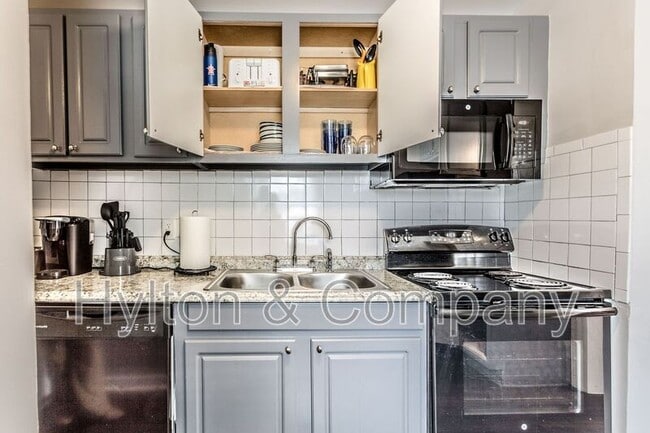 Building Photo - 222 W 31st St