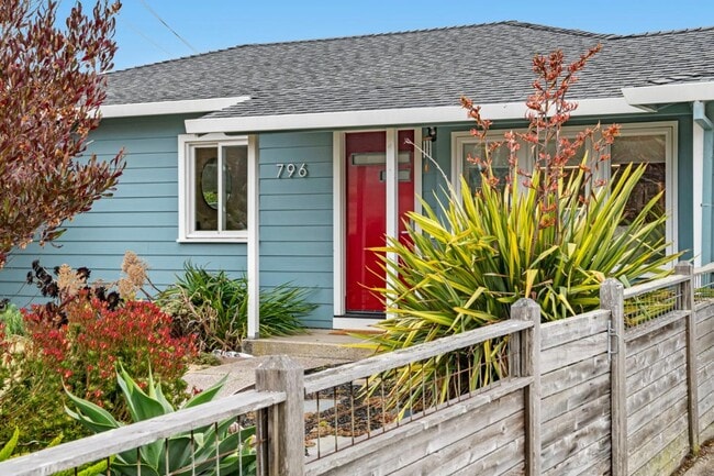 Building Photo - 796 Crespi Dr
