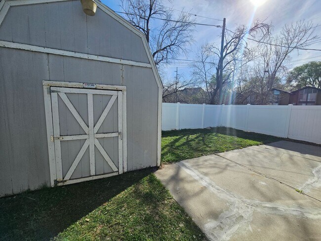 Building Photo - Great 3 Bed / 2 Bath Duplex in Millcreek