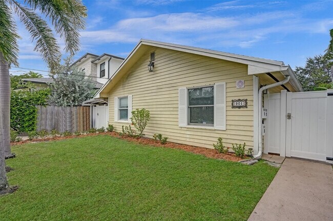 Building Photo - 901 SE 14th Ct