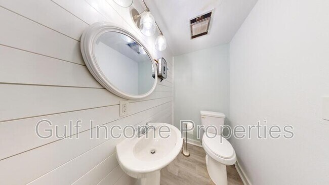 Building Photo - 214 15th Ave W