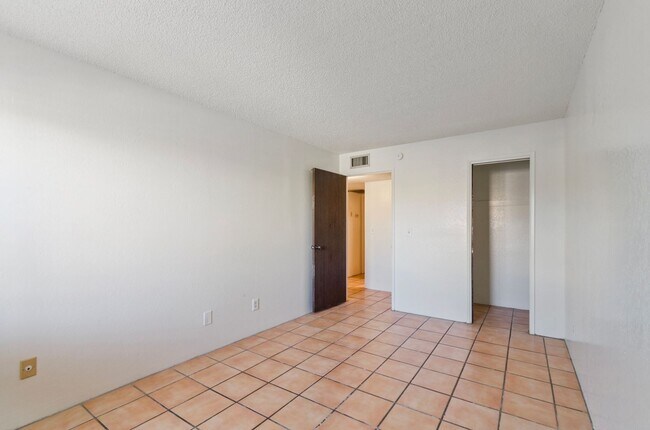 Building Photo - Cozzy Townhome with incredible mountain views! New Kitchen Appliances!