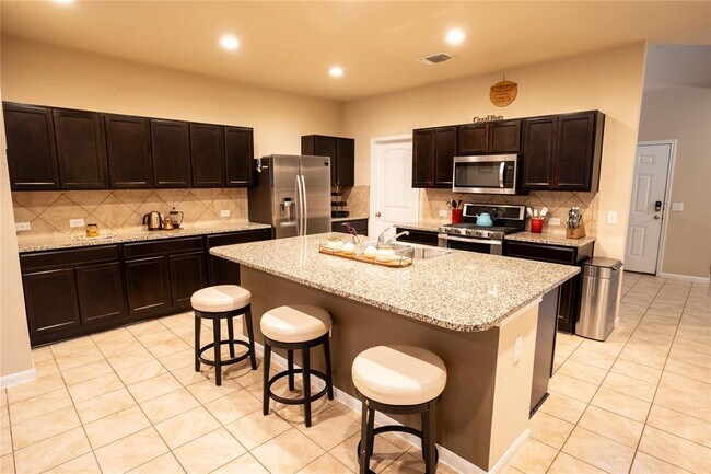 Building Photo - 625 Topaz Ln