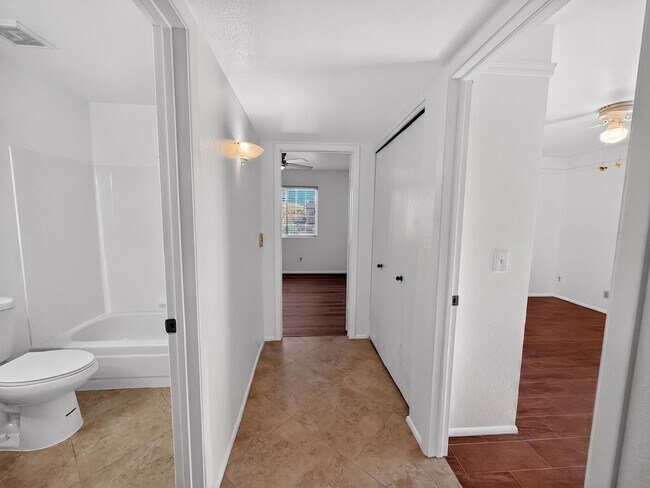 Building Photo - Spacious 4 Bedroom Pool Home in Quiet Cul De Sac