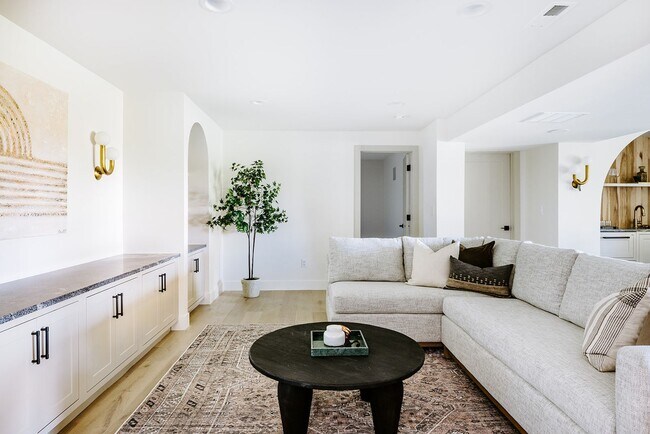 Building Photo - Custom Remodeled 4bd/4ba House in Greenwoo...