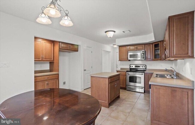 Building Photo - 10 Lenox Ct